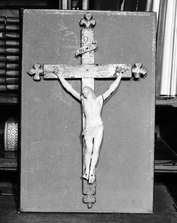 Croix de sacristie, basilique Notre-Dame-du-Roncier (Josselin)