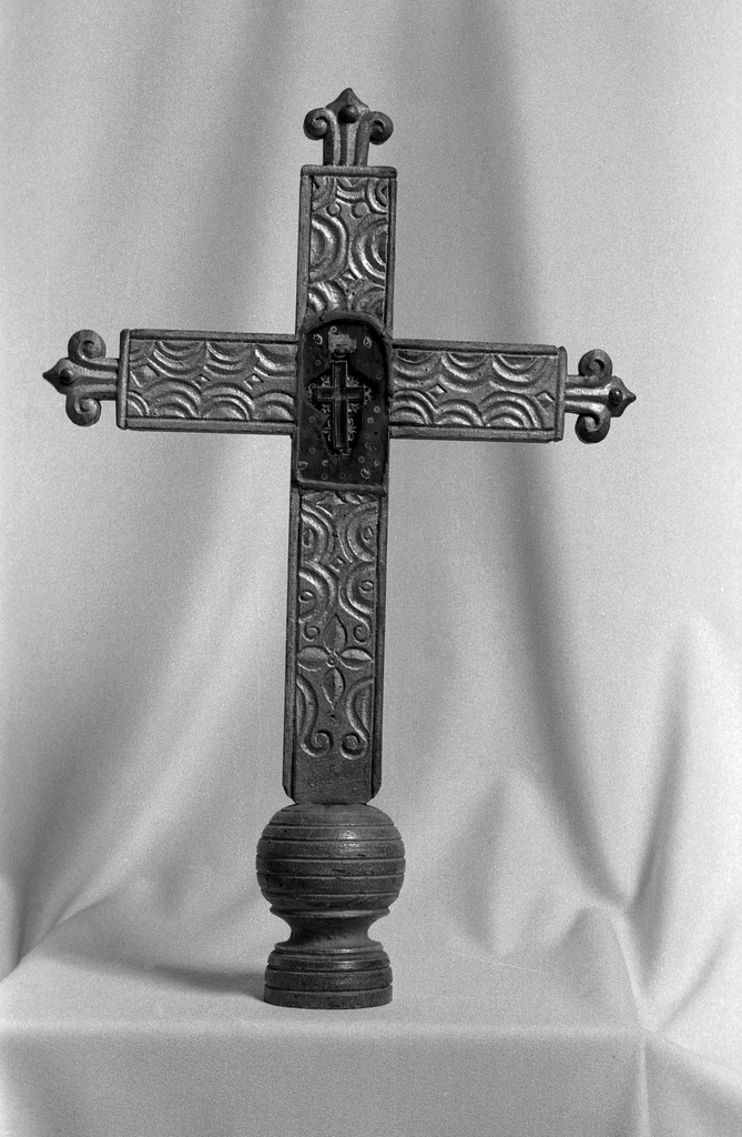 Croix-reliquaire, église paroissiale Saint-Caradec (Saint-Caradec-Trégomel)