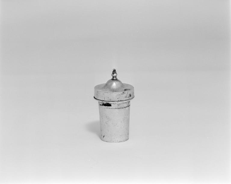 Ampoule à huile des malades (boîte à huile des malades, ?), prieuré Notre-Dame, église paroissiale, mairie (Île-d'Arz)