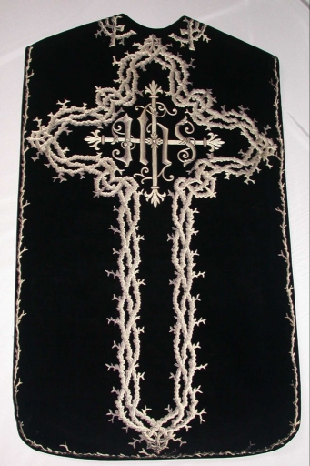 Ornement noir 1 : chasuble, bourse de corporal, étole, manipule, voile de calice