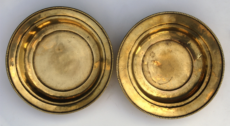 Ensemble de deux plats de quête
