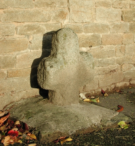 Croix de chemin (vestige), avenue des Frères Le Gall ; rue des Petites Croix, les Quatre-Chemins (Plestin-les-Grèves)