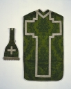 Ornement vert 3 : chasuble, manipule (Maure-de-Bretagne fusionnée en Val d'Anast en 2017)