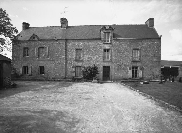Presbytère, 120m nord de l'église (Inguiniel)