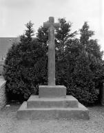 Croix monumentale, rue de la Mairie (Mespaul)