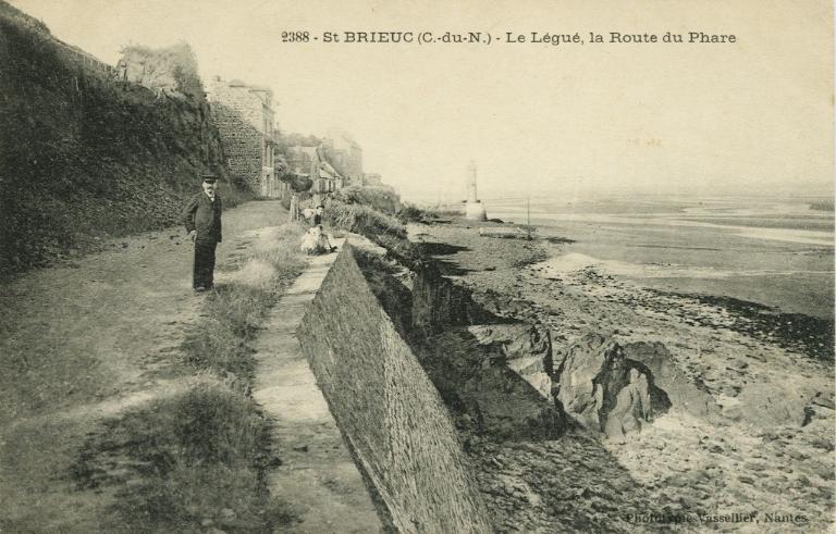 Maison des Phares et Balises : magasin aux huiles, logement du gardien de phare et bureau de l'administration puis maison, rue du phare (Plérin-sur-Mer)