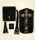 Ornement noir 6 : chasuble, manipule, bourse de corporal, étole, voile de calice (Maure-de-Bretagne fusionnée en Val d'Anast en 2017)