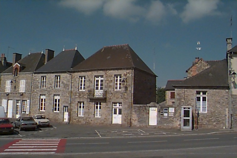 Maisons, actuellement école primaire, 13 place du Prieuré (Livré-sur-Changeon)