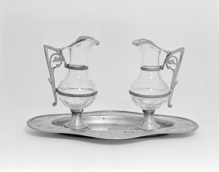 Burettes (2), plateau à burettes, prieuré Notre-Dame, église paroissiale, mairie (Île-d'Arz)