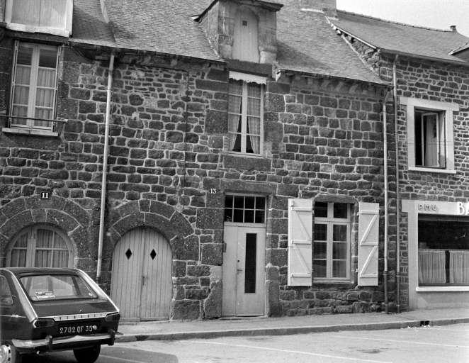 Maison, 11, 13 place de la Cohue (Montfort-sur-Meu)