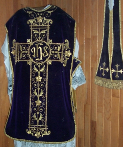 Ornement violet 2 : chasuble, étole, manipule