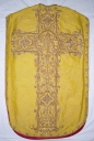 Ornement doré : chasuble et voile de calice