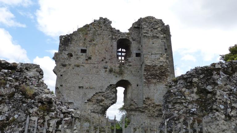 Restes du Vieux-Château, place du Château (Hédé fusionnée avec Bazouges-sous-Hédé pour former la commune de Hédé-Bazouges en 2009).