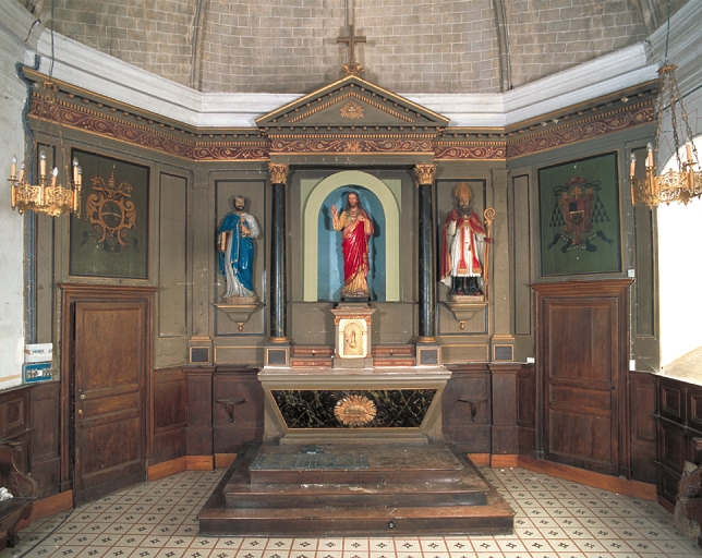 Ensemble du maître-autel : autel, tabernacle, 2 gradins d'autel, retable, 3 degrés d'autel