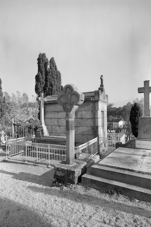 Croix de Cimetière, avenue du Général-de-Gaulle (Bain-de-Bretagne)