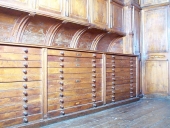 Ensemble de meuble de sacristie : chasublier, 12 armoires de sacristie, 16 meuble de sacristie, bureau