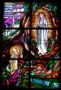 Verrière à personnages de la baie 1 : Apparition de Notre-Dame de Lourdes à Bernadette Soubirous