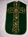 Ornement vert : chasuble, étole, manipule, voile de calice, bourse de corporal