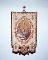 Bannière de procession de congrégation : Présentation de la Vierge au temple, basilique Notre-Dame-du-Roncier (Josselin)