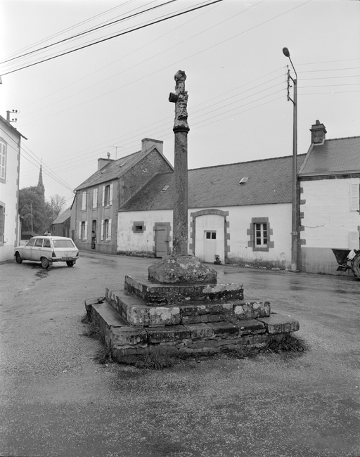 Croix monumentale, place de la Mairie (Ploéven)