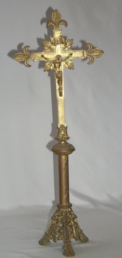 Garniture d'autel : croix d'autel, 2 chandeliers d'autel
