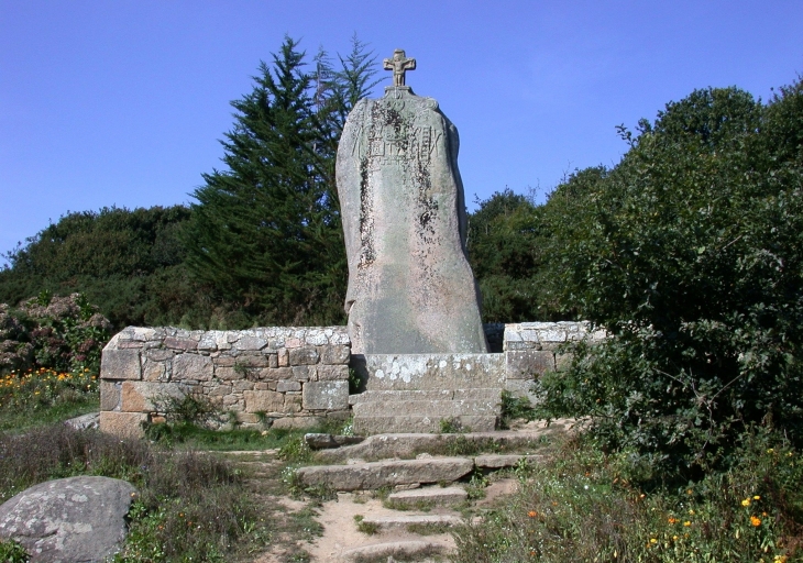 Menhir christianisé de Saint-Uzec, Placen-ar-Peulven (Pleumeur-Bodou)