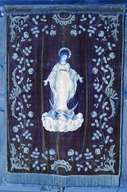 Bannière de procession : Immaculée Conception, Christ en croix et Marie-Madeleine, prieuré Saint-Martin, église paroissiale de bénédictins (Tremblay fusionnée en Val-Couesnon en 2019)