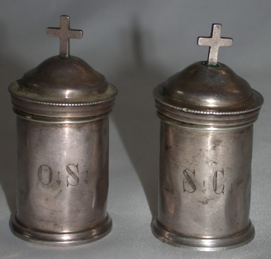 Ampoule à saint chrême et ampoule à huile des malades