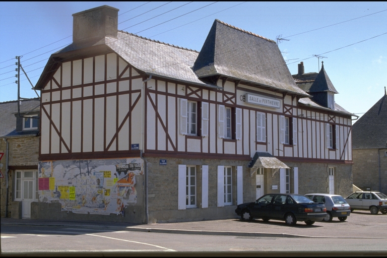 Ancienne mairie école, actuellement salle des fêtes, dite salle de Penthièvre, place de la Libération, la Tour Blanche (Saint-Cast-le-Guildo)