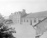 Mairie, Ecole (Saint-Juvat)