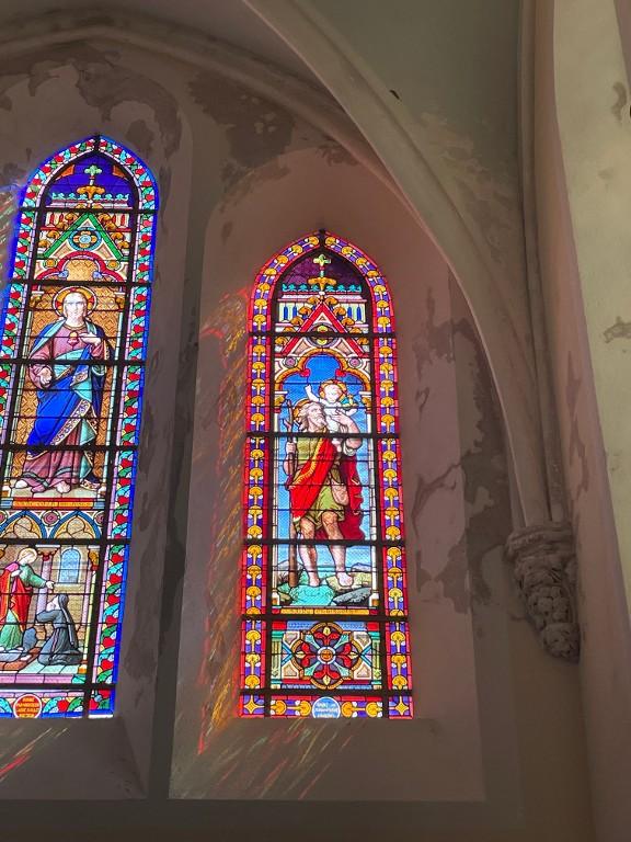 Verrières (3) (verrière à personnages) : saint Christophe, Sacré Coeur, sainte Anne et la Vierge (baies de 0 à 2), église paroissiale Saint-Christophe (Saint-Christophe-des-Bois)