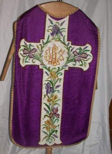 Ornement violet 2 : chasuble, bourse de corporal, étole, manipule