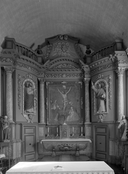 Autel, tabernacle, retable, gradins d'autel (2) (maître-autel, retable à ailes, retable architecturé à niche, tabernacle à ailes), style néo-classique, église paroissiale Sainte-Marie-Madeleine (Mondevert)