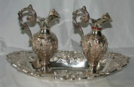 Paire de burettes et leur bassin, et une clochette