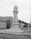Monument aux morts de la guerre 1914-1918, de la guerre 1939-1945 et de la guerre 1952-1962, place de l'Eglise (Erbrée)