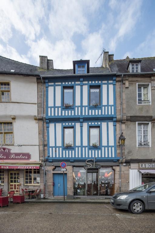 Maison de marchand, 22 place du martray (Tréguier)