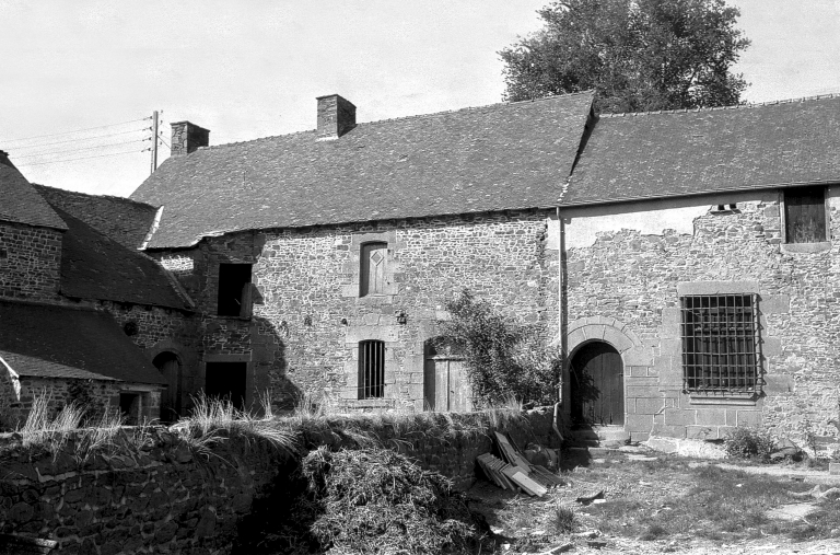 Alignement de trois logis, la Ville Deux (Meillac)