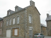 Maison à boutique, 2 rue de la Liberté (Guipel)