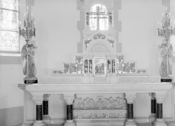 Ensemble du maître-autel : autel, tabernacle, exposition, gradin d'autel, église paroissiale Saint-Pierre, Saint-Paul (Loyat)