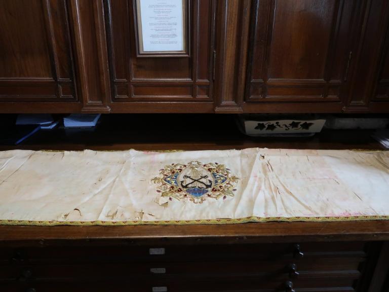 Ensemble d'ornements : une chape et un voile huméral portant l'emblème de Notre-Dame d'Espérance, basilique Notre-Dame-d'Espérance (Saint-Brieuc)