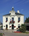 Presbytère, mairie, écoles, gendarmerie et salle des fêtes sur la commune de Pipriac