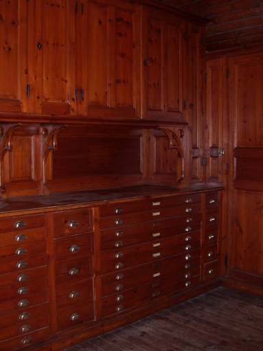 Meubles de sacristie : chasublier, armoire, confessionnal