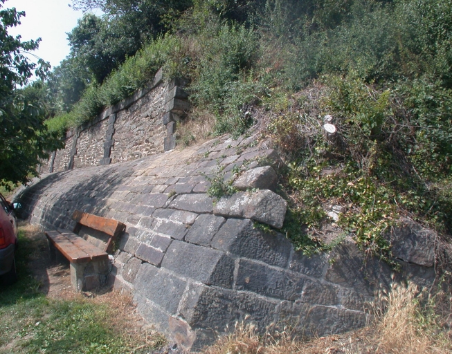 La route et la cale du port Saint-Jean (La Ville-ès-Nonais)