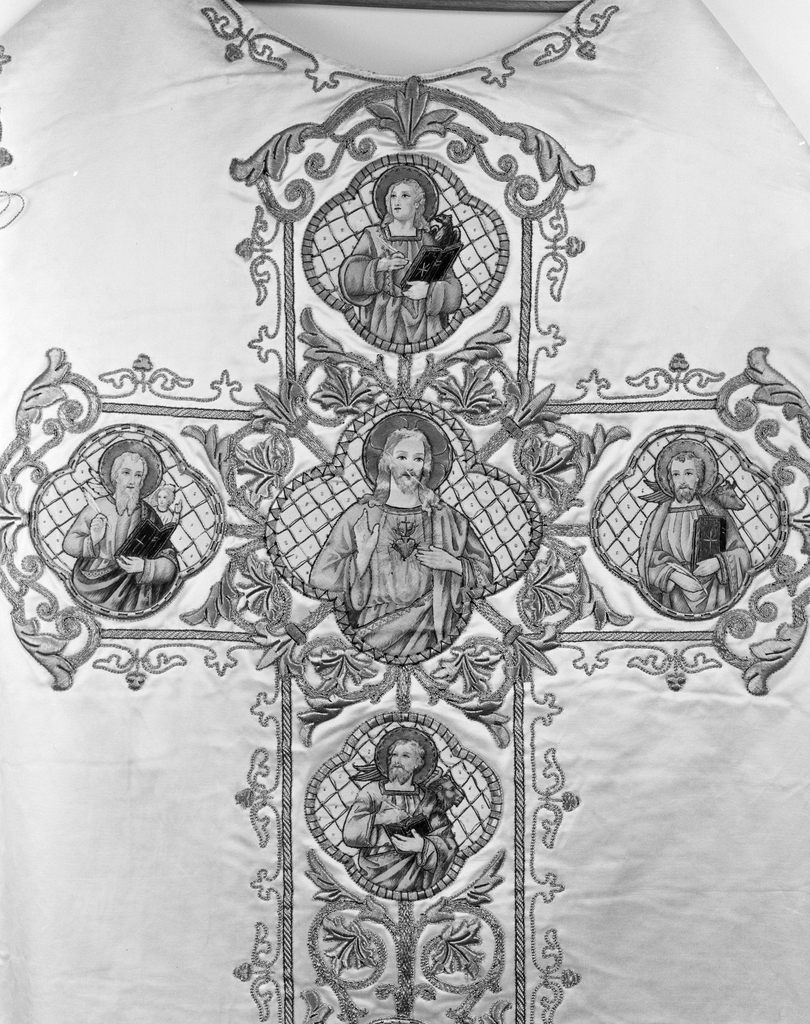 Chasuble, étole, manipule, bourse du viatique, voile de calice (ornement blanc), église paroissiale Saint-Pierre Saint-Paul (Caudan)