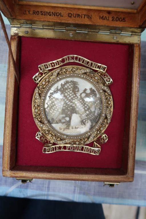 Médaillon reliquaire de la ceinture de la Vierge, basilique Notre-Dame-de-Délivrance (Quintin)