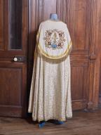 Ensemble d'ornements : une chape et un voile huméral portant l'emblème de Notre-Dame d'Espérance, basilique Notre-Dame-d'Espérance (Saint-Brieuc)