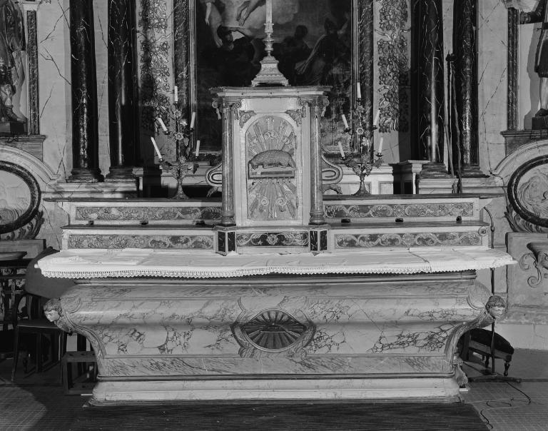 Autel, tabernacle, gradins d'autel (2) (maître-autel, autel tombeau), église paroissiale Saint-Symphorien (Surzur)