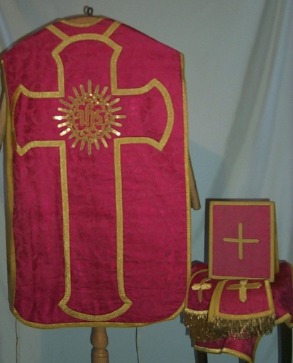 Ornement rouge 1 : chasuble, bourse du corporal, étole, manipule, voile du calice