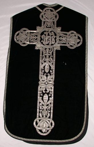 Ornement noir 1 : chasuble, bourse de corporal, étole, manipule, voile de calice