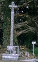 Croix de chemin, rue du Moulin ; rue du Prieuré (Roz-Landrieux)